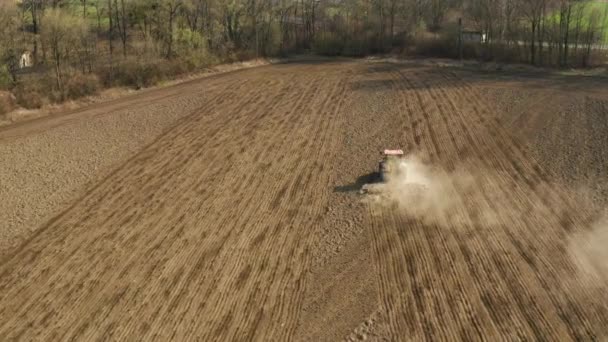 vue aérienne des tracteurs préparant la terre pour semer 