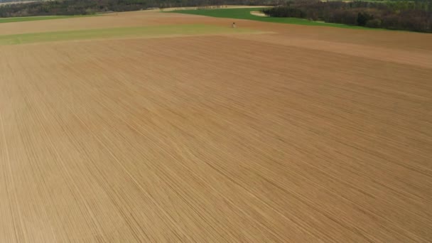 Весенний пейзаж сельхозугодий с вспаханными полями, вид с воздуха — стоковое видео