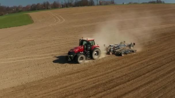 Stonava, Çek - 08 Nisan 2020: Traktör ekimi ve kuru bir tarla tohumu. Çiftçi, bahar başlarında tohum ekme faaliyetlerinin bir parçası olarak tohum ekicisiyle arazi hazırlıyor. — Stok video