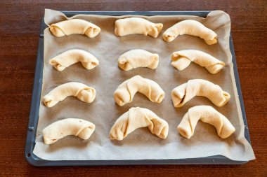 Elma, ceviz, reçel dolgulu kurabiyeler. Geleneksel Türk elmalı kurabiyesi, turta ya da kruvasan şeklinde turta. Türkçede buna 