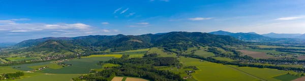 Çek Havirov yakınlarındaki Moravskoslezske Beskydy dağlarındaki Lysa Hora zirvesinde Panoramik Manzara