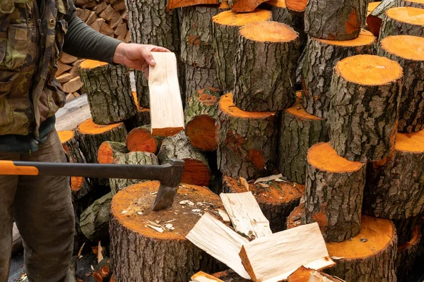 Kışın Odun Kesen Oduncu Baltayla Odun Kesen Genç Adam Kütüğün — Stok fotoğraf