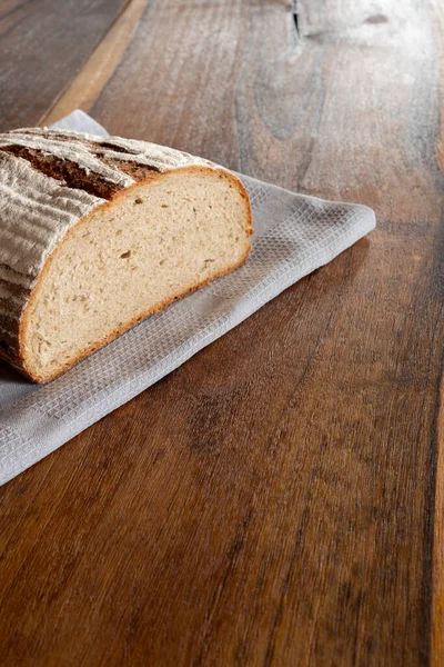 Sauerteigkleie Vollkornbrot Mit Walnüssen Auf Kariertem Baumwolltuch Auf Rustikalem Holztisch — Stockfoto