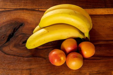 Baban ve kayısı eski bir masada, eski bir ahşap masada.