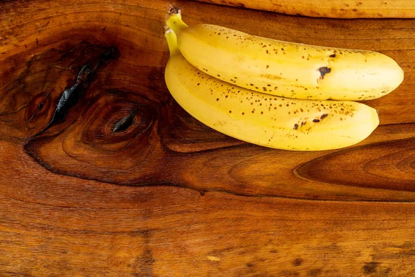 Bananas Uma Mesa Piquenique Velha Madeira Bananas Amarelas Maduras Placas — Fotografia de Stock