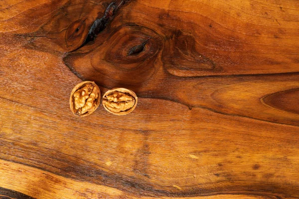 深色桌子上有彩色背景的核桃仁 木制复古碗中的整个核桃仁 — 图库照片