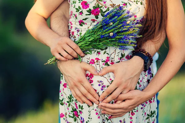 Homem abraçando mulher grávida barriga — Fotografia de Stock