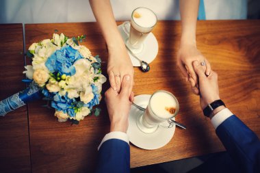 Bir kafede çift ellerimi. Onların yanına kahve vardır