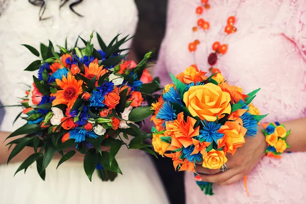 Bouquets artesanais de casamento de papel colorido em mãos . — Fotografia de Stock