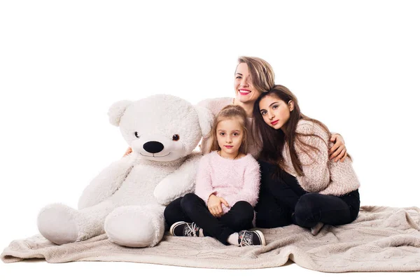 엄마와 두 딸 담요와 포옹에 앉아 — 스톡 사진