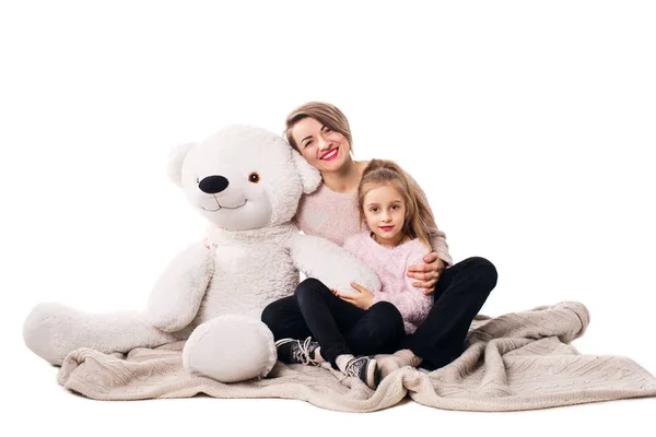 Мама і дочка сидять на ковдру і обійняти — стокове фото