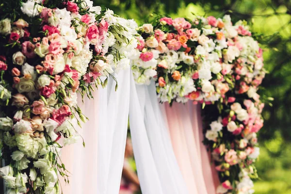 Arco de casamento decorado com flores — Fotografia de Stock