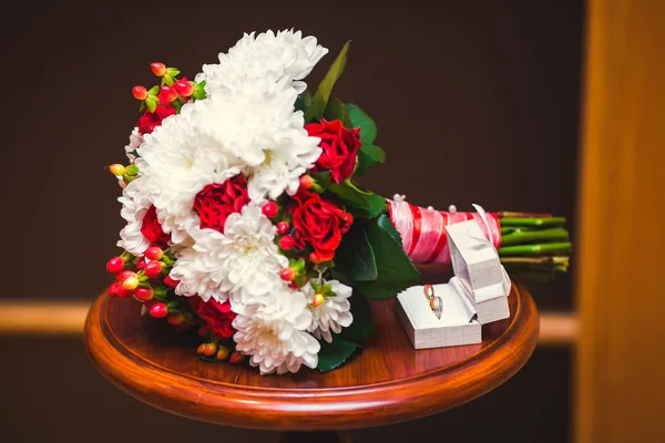 O buquê branco-vermelho de casamento — Fotografia de Stock
