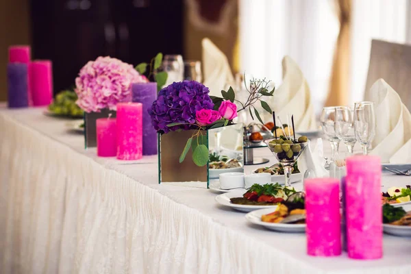 Декор весільного столу: свічки і квітковий букет . — стокове фото
