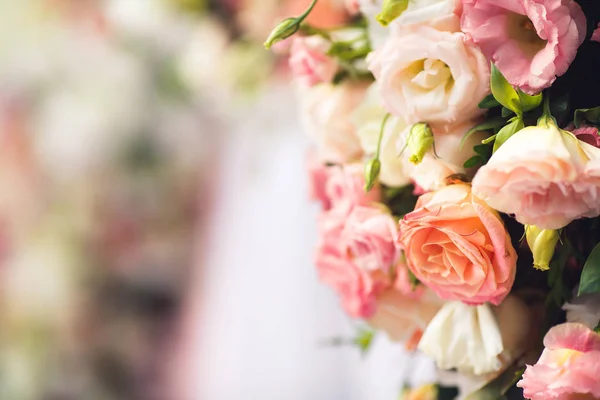 Close-up de um pedaço de decoração de arco de casamento floral . — Fotografia de Stock