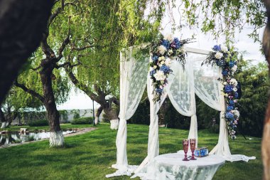 Güzel düğün kemer ve doğada tablo. Düğün süslemeleri.