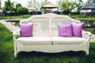 Düğünde photozone: bir kanepe yastıkları ile. Düğün süslemeleri.