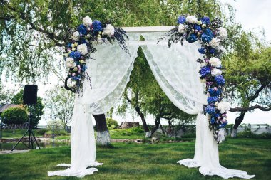 Düğün kemer kumaş ve çiçekler ile dekore edilmiş.