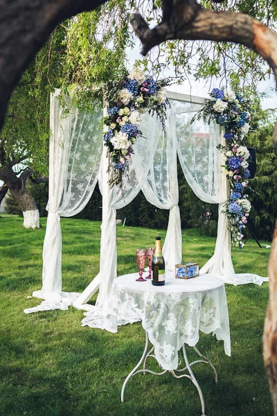 Arco de casamento bonito e mesa na natureza. Decorações de casamento . — Fotografia de Stock