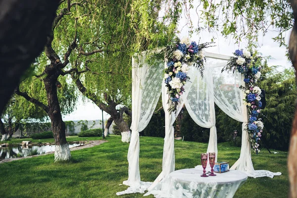 Hermoso arco de boda y mesa en la naturaleza. Decoraciones de boda . — Foto de Stock