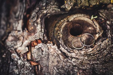 Alyans dokulu tahtaya vardır. Yakın çekim.