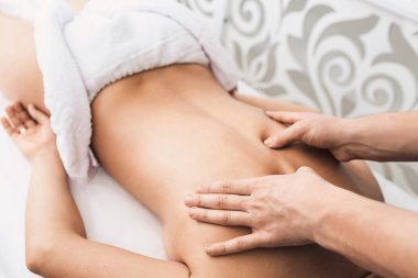 Sırt masajı yapan masör erkek.