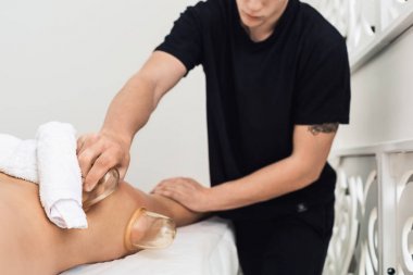 Kalça Anti-Selülit masaj vakum kullanımı ile (kavanoz, bankalar kutular).