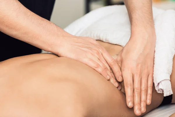 Massagista homem fazendo massagem nas costas . — Fotografia de Stock