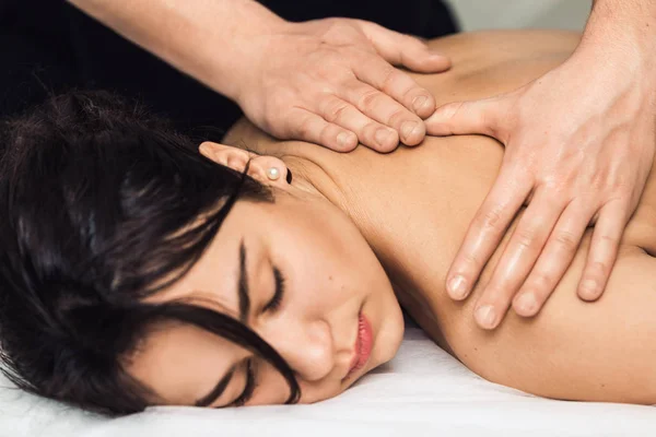 Масажист людина робить масаж спини. — стокове фото