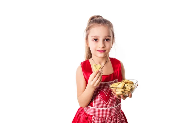 Kind meisje houden met cookies in de vorm van een hart. — Stockfoto
