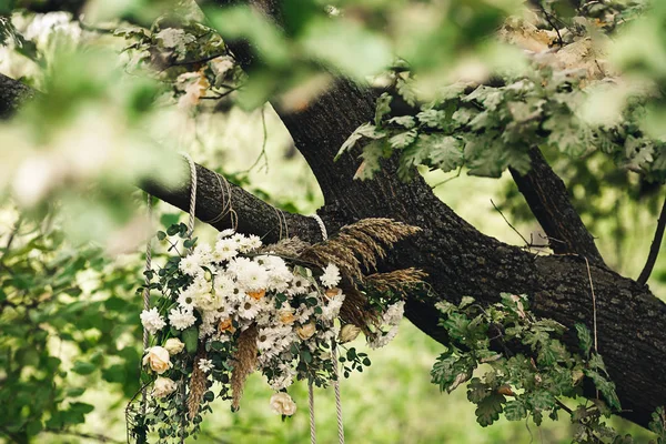 오크의 나무에 화려한 장식입니다. 웨딩 장식. — 스톡 사진