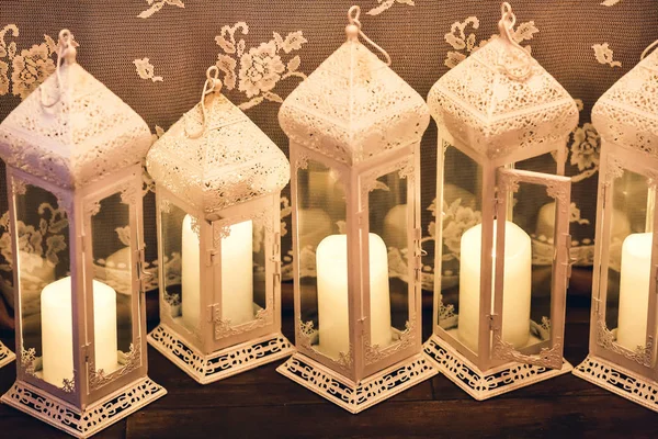 Свечи в красивых декоративных лампах — стоковое фото