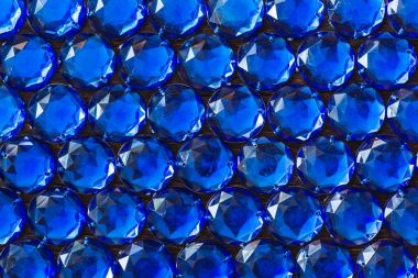 Değerli köpüklü rhinestones renkler koyu arka plan üzerinde mavi