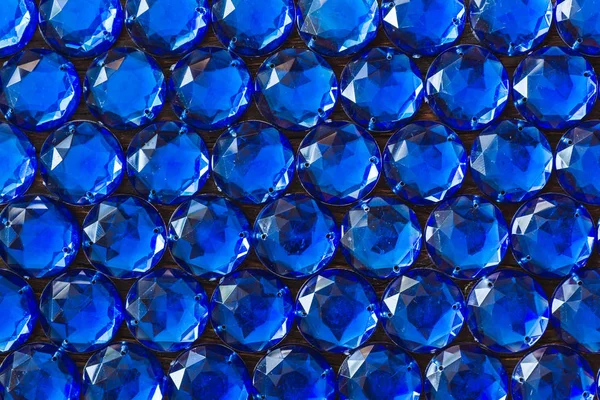 Preciosos diamantes de imitación brillantes colores azules sobre un fondo oscuro — Foto de Stock