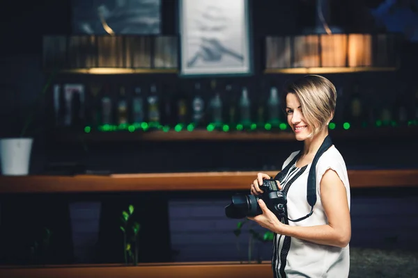 Девушка фотограф в ресторане — стоковое фото