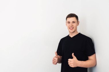 Siyah T-shirt yakışıklı adam portresi