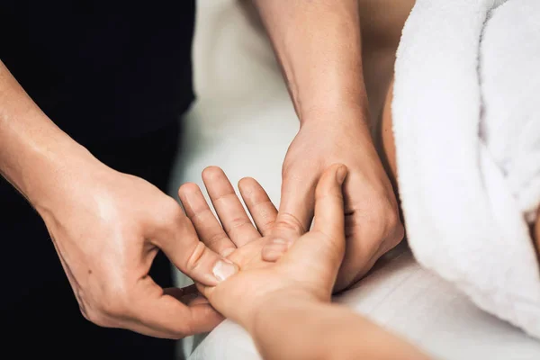 Man massage van handpalmen en vingers in spa. Concept van gezonde levensstijl. — Stockfoto