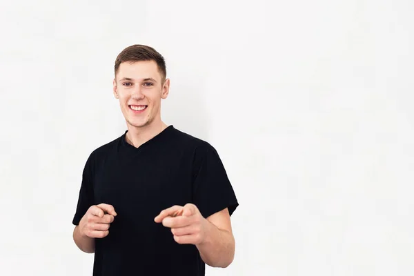 Retrato de cara bonito em t-shirt preta — Fotografia de Stock