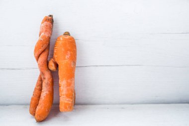 Havuç beyaz tahta arka plan üzerinde komik şekli. İki havuç seks yapıyor. Kopya alanı