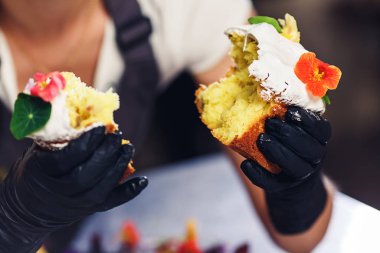 Pasta şefi paskalya pastasını kırar ve ortasını gösterir..