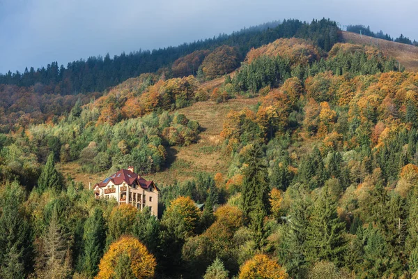 Casa en una pendiente en un bosque en las montañas. vacaciones, descanso, fin de semana en un resort de montaña . — Foto de Stock