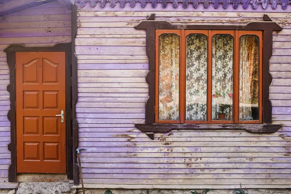 Closeup mur d'une vieille maison en bois avec fenêtre et porte . — Photo