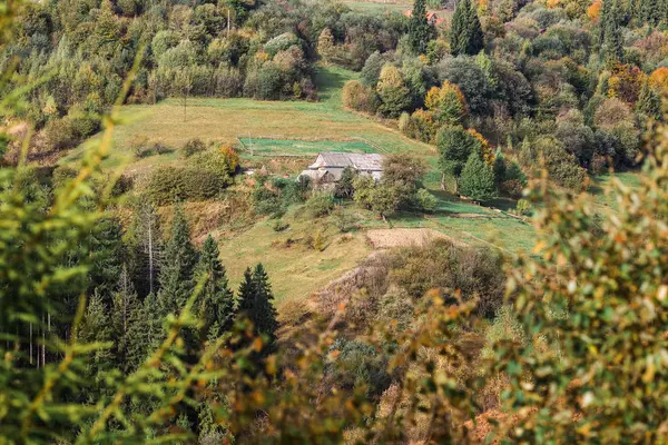 Paisaje rural con una antigua casa en la ladera de las montañas . — Foto de Stock