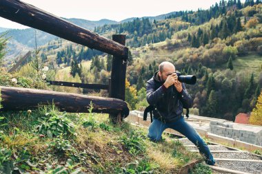 DSR kameralı sakallı fotoğrafçı dağlarda manzara çekiyor..
