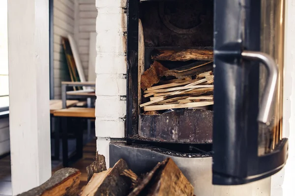 Şömineye ateş yakmak için odun ve kağıt koyun.. — Stok fotoğraf
