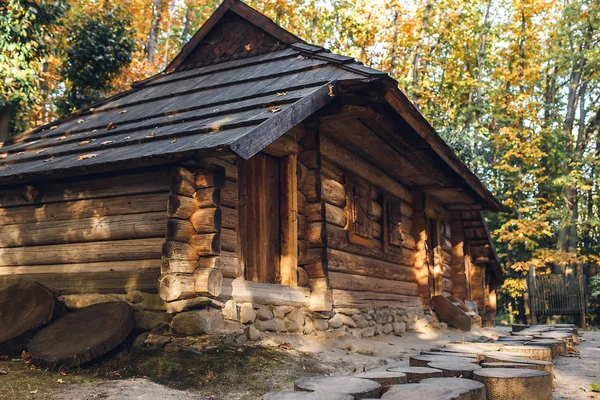 Gammalt timmerhus i höstskogen. — Stockfoto