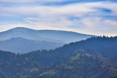 Dağlarda sisli bir gün doğumu. Hdr fotoğrafçılık.
