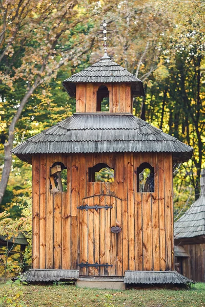 Starý malý dřevěný kostelík v parku. — Stock fotografie