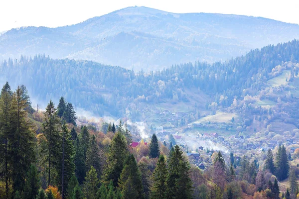 Vista de aldeia em fumaça entre montanhas . — Fotografia de Stock