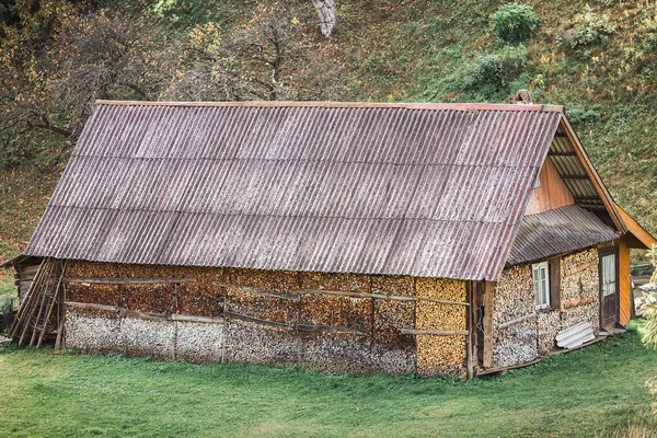 Casa antiga com paredes revestidas com lenha. — Fotografia de Stock